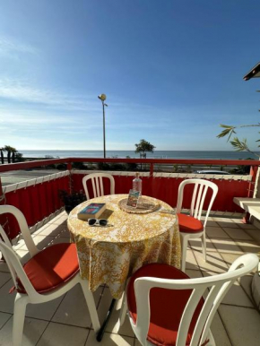 Spacious family nest facing the sea